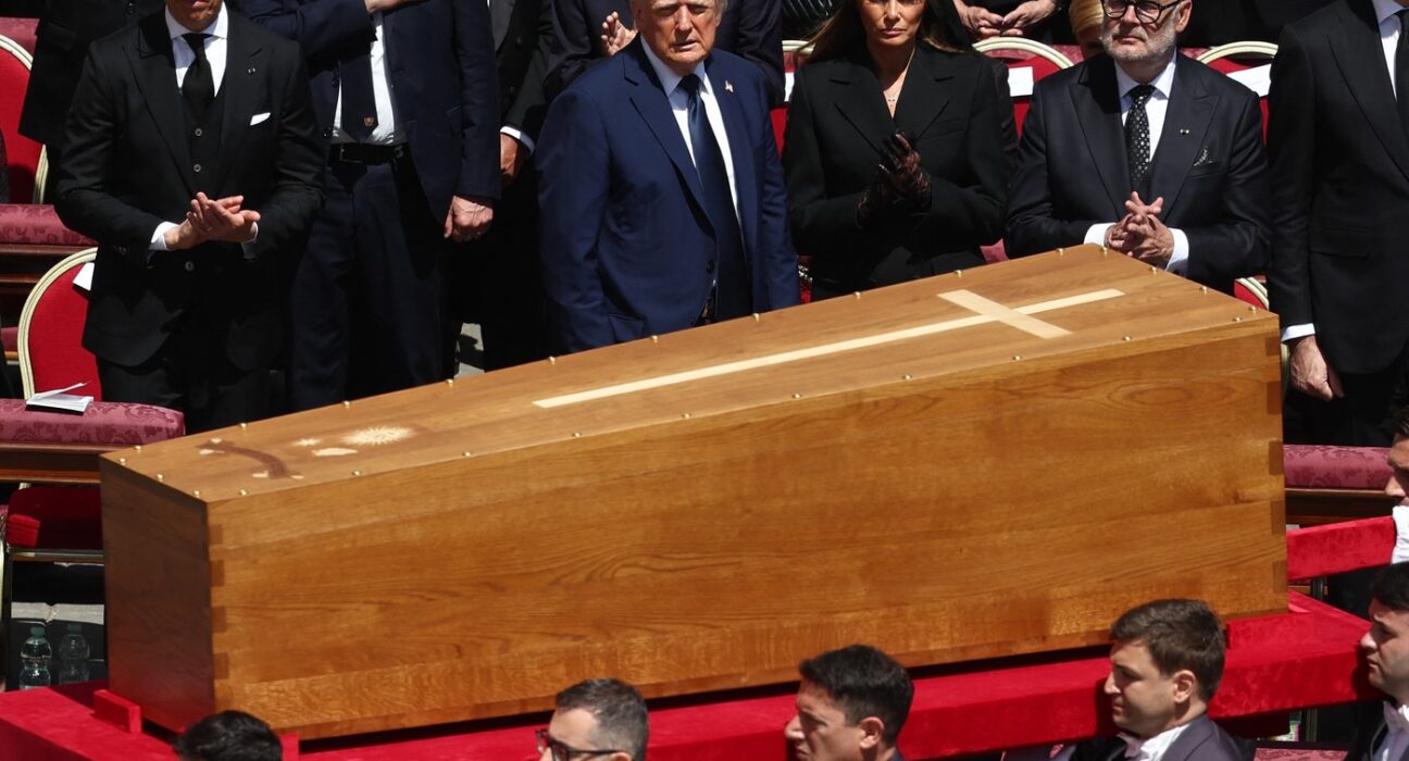 Detaliul observat la Donald Trump, la înmormântarea Papei Francisc, ce stârnește speculații pe internet. VIDEO