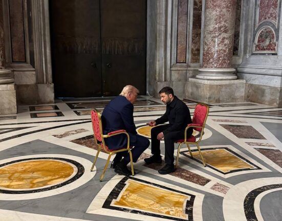 Trump și Zelenski, față-n față, la Vatican. „O întâlnire simbolică cu potențial de a deveni istorică”, spune președintele ucrainean. Noi detalii despre discuția dintre cei doi