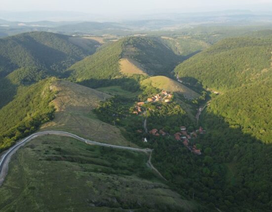 Locurile din Ținutul Pădurenilor care dau fiori. Craterul gigant, satele haiducilor, fosta bază militară secretă