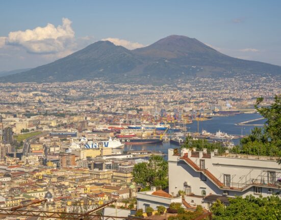 Oamenii care trăiesc la poalele unui vulcan ne pot arăta de ce nu vedem căderea democrației până e prea târziu