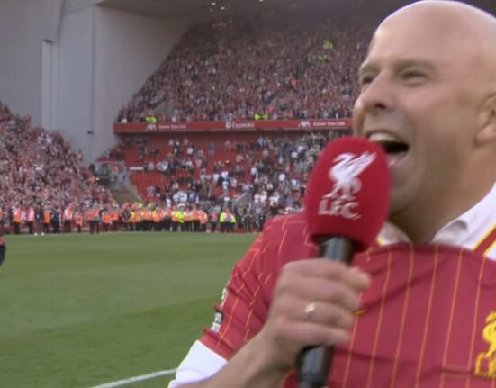 Ce moment pe Anfield! Arne Slot a luat microfonul și a scandat numele lui Klopp după ce Liverpool a devenit campioană