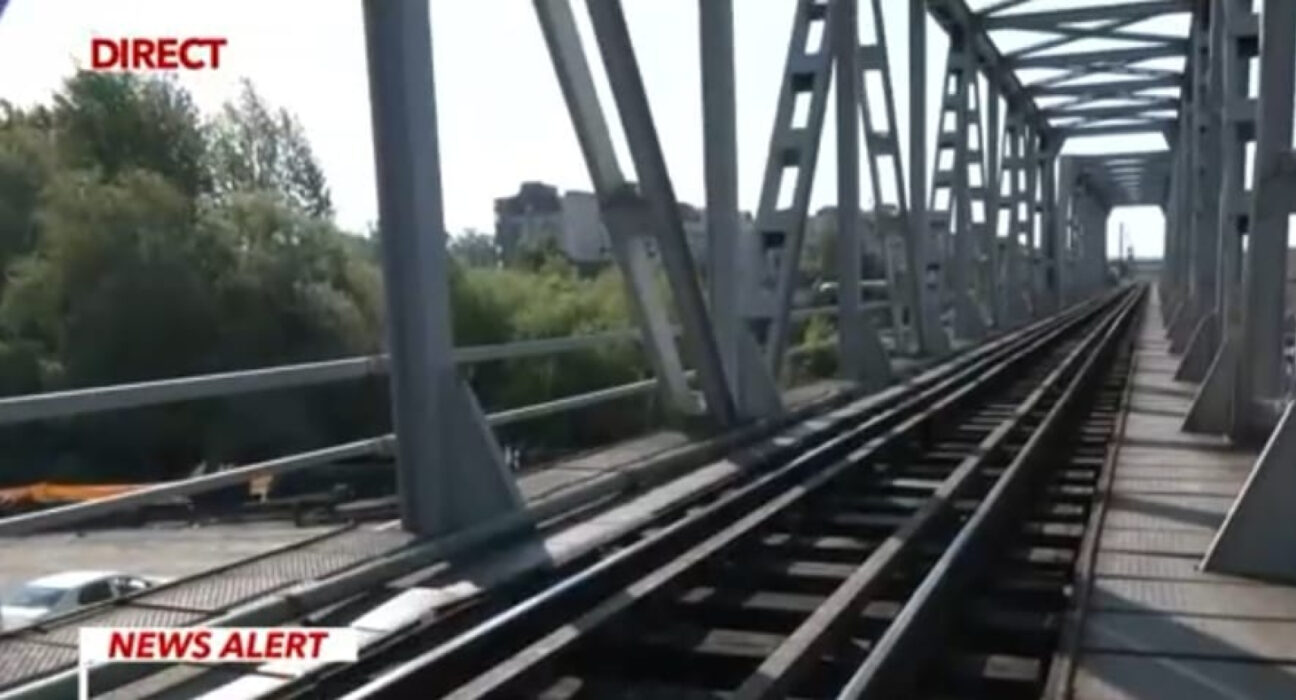 Crimă șocantă în Oradea. O femeie, ucisă de tren, după ce a fost ținută cu forța pe șine de către un bărbat