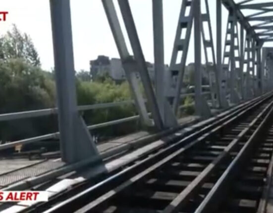 Crimă șocantă în Oradea. O femeie, ucisă de tren, după ce a fost ținută cu forța pe șine de către un bărbat