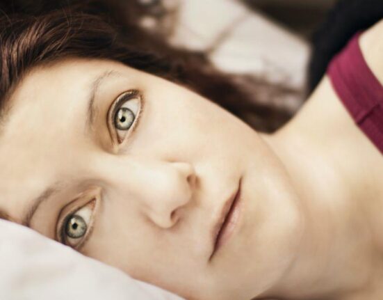 De ce te trezesti după doar 6 ore de somn? Cauze, soluții și sfaturi de la specialiști