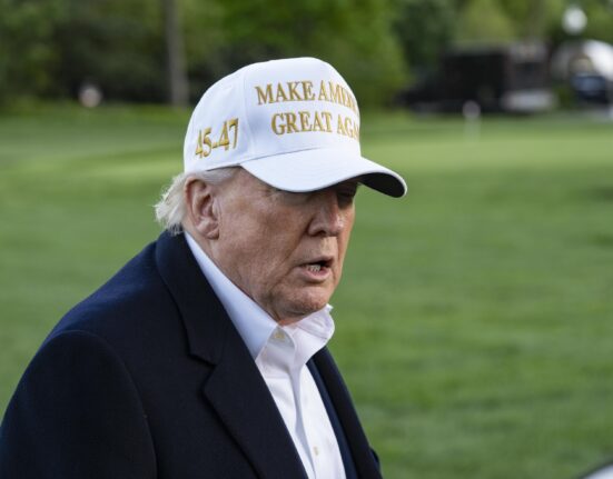 VIDEO „Mi-ar plăcea să fiu eu Papă”, glumeşte Donald Trump referitor la cine ar trebui să fie noul suveran pontif