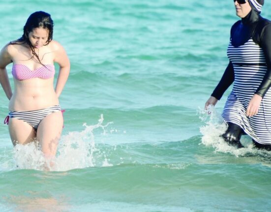 Noul guvern islamist din Siria ordonă femeilor să poarte burkini pe plajă, dar permite aparațiile în bikini în cluburile private și hotelurile de lux