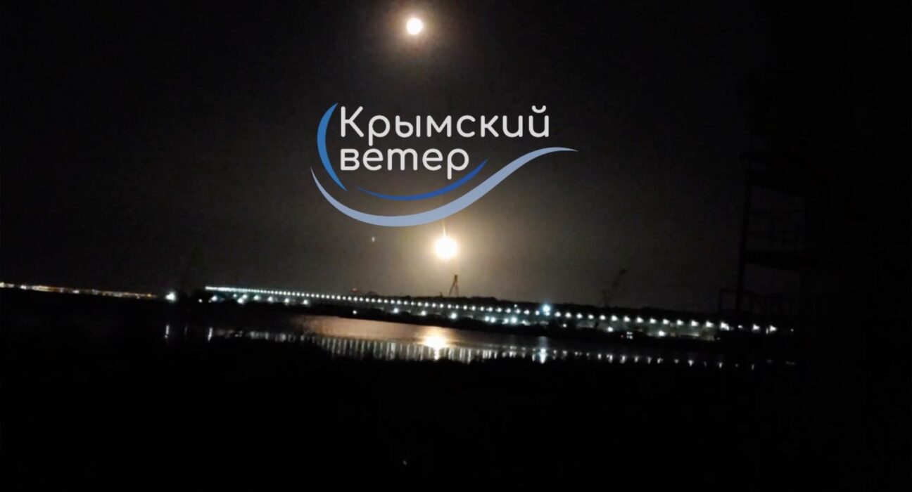 „Se aud explozii în Kerci, antiaeriană rusă trage”. Podul „lui Putin”, închis temporar