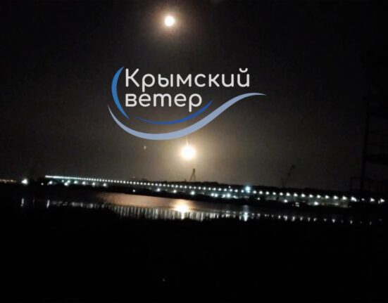 „Se aud explozii în Kerci, antiaeriană rusă trage”. Podul „lui Putin”, închis temporar