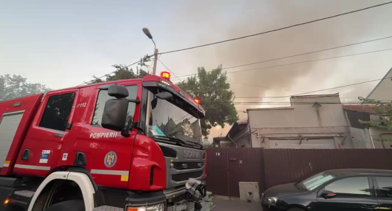 Incendiu puternic în sectorul 2, București: Flăcările s-au extins la patru case