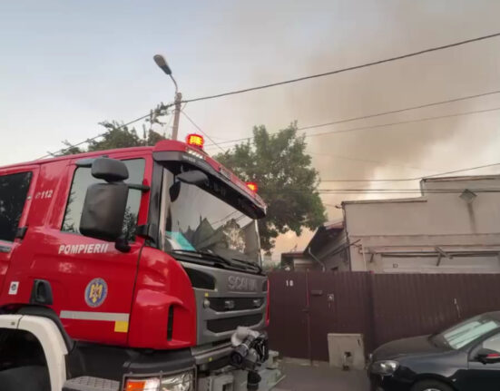Incendiu puternic în sectorul 2, București: Flăcările s-au extins la patru case