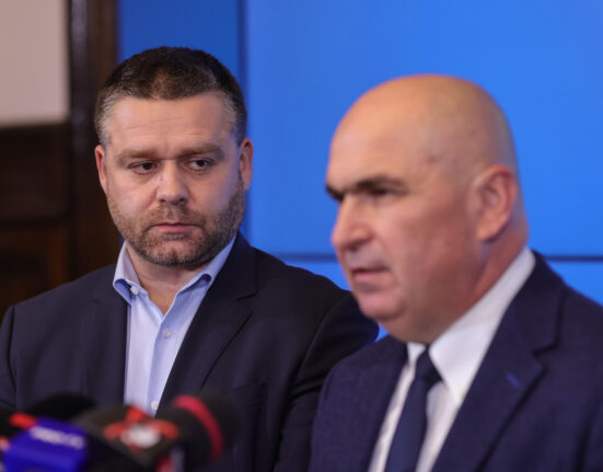 PNL copiază rețeta PSD privind secretizarea contractelor cu presa. Unde este reforma profundă promisă de Bolojan și Ciucu?