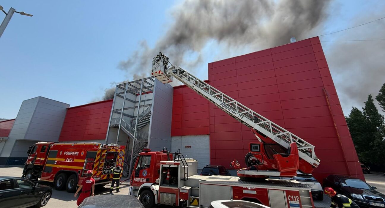 Incendiu la terasa mall-ului AFI Palace Cotroceni. „Au fost alertate 10 autospeciale de stingere și cinci echipaje SMURD”