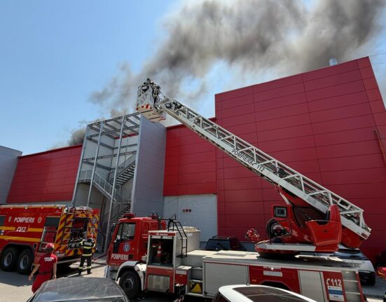 Incendiu la terasa mall-ului AFI Palace Cotroceni. „Au fost alertate 10 autospeciale de stingere și cinci echipaje SMURD”