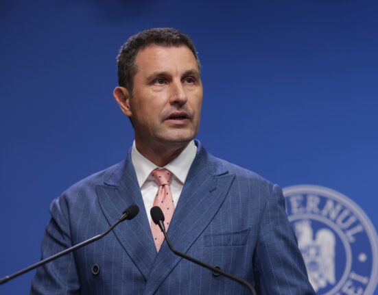 Vicepremierul Tanczos arată către vinovații pentru deficitul bugetar: „Cei care au plătit salarii și pensii în plus”