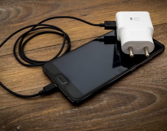 Atenție unde îți încarci telefonul. Pericole uriașe pentru sănătatea și siguranța ta