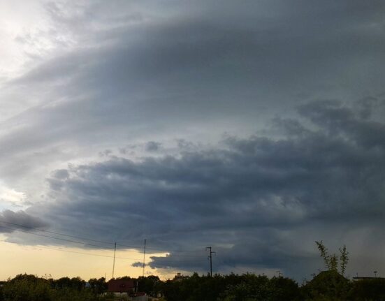 După caniculă, vin furtunile. Județele sub Cod portocaliu de vijelii puternice cu rafale ale vântului de până la 90 km pe oră