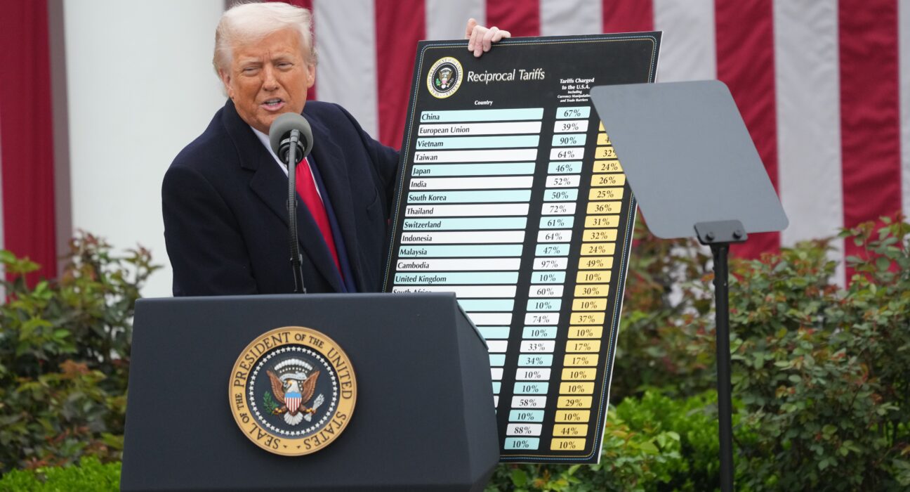 „Bani mulți vor începe să intre pe 1 august”. Donald Trump spune că nu va da înapoi cu tarifele și a anunțat o taxă nouă