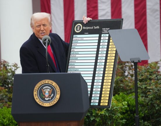 „Bani mulți vor începe să intre pe 1 august”. Donald Trump spune că nu va da înapoi cu tarifele și a anunțat o taxă nouă