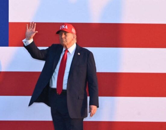 Trump le interzice chinezilor să cumpere terenuri agricole americane