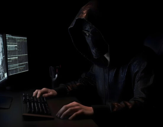 Fraudă informatică la scară globală. Rețeaua de sute de escroci avea call center-uri în România