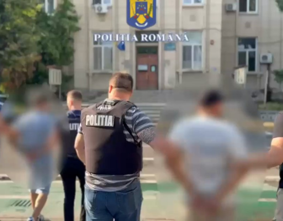 Bărbații care au încercat să bage o femeie cu forţa într-un autoturism au ajuns după gratii