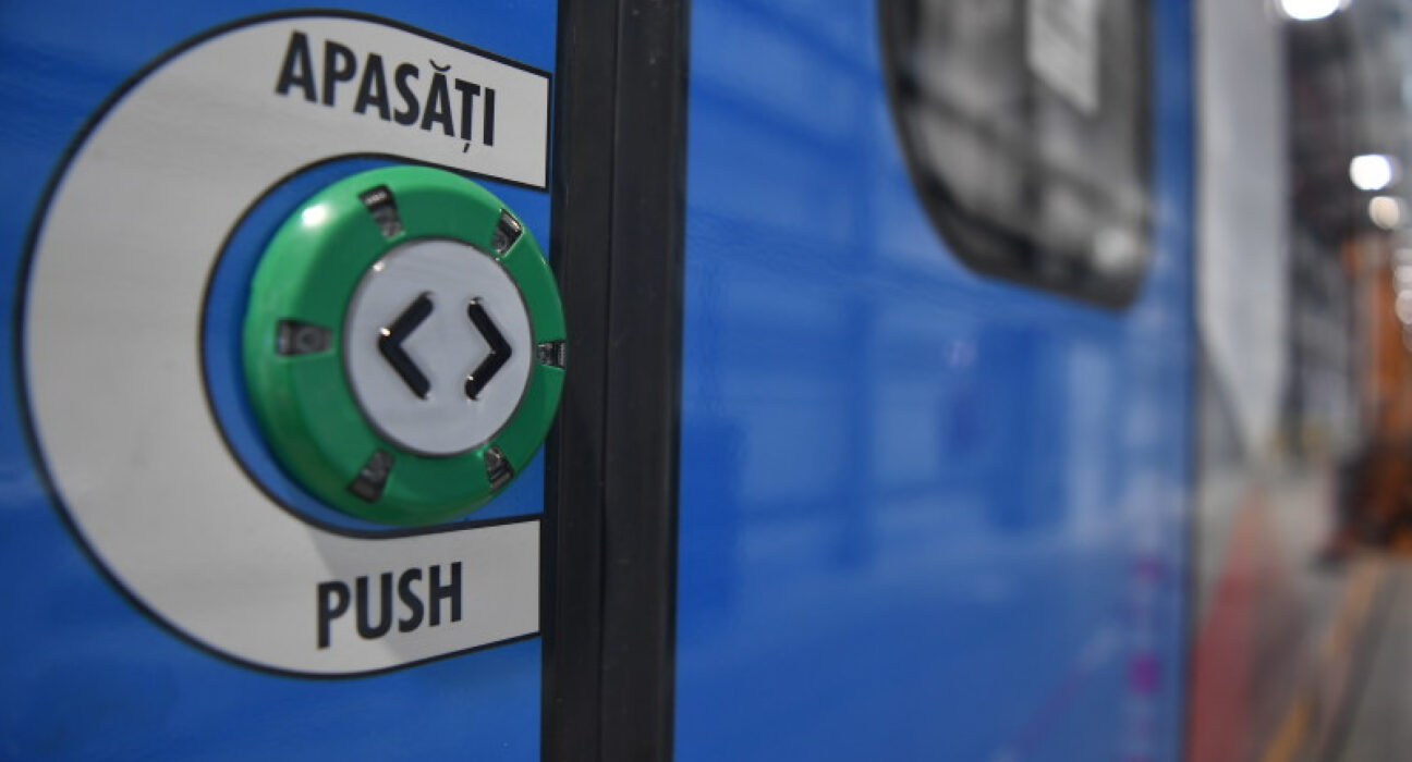 Tren electric nou, vandalizat la nici un an de la introducerea în circulație: „Nu au un minim respect”