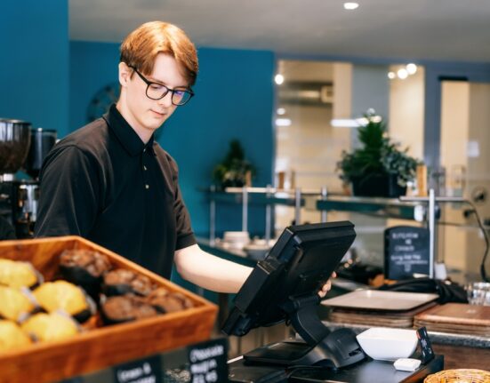 „Elev, caut job în vacanța de vară”. Cum ajung copii de 15 ani să se angajeze vara și ce-și iau din banii câștigați