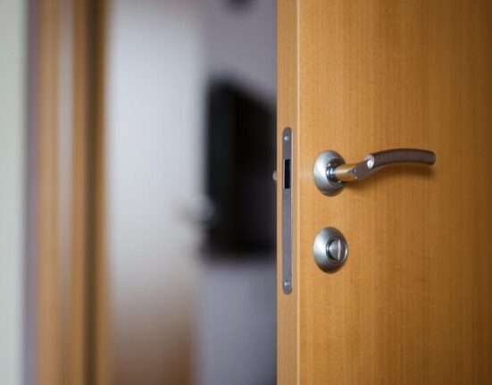 Manevra imobiliară ticluită de un bărbat care a închiriat apartamente în regim hotelier pentru a face bani