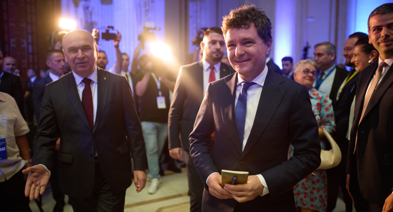 VIDEO Nicușor Dan, în aplauzele liberalilor, la ieșirea de la Congresul PNL. Ce a declarat președintele