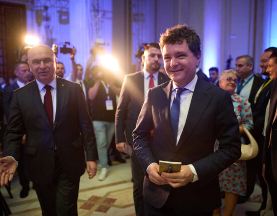 VIDEO Nicușor Dan, în aplauzele liberalilor, la ieșirea de la Congresul PNL. Ce a declarat președintele