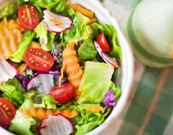 Pui cu hummus și legume proaspete