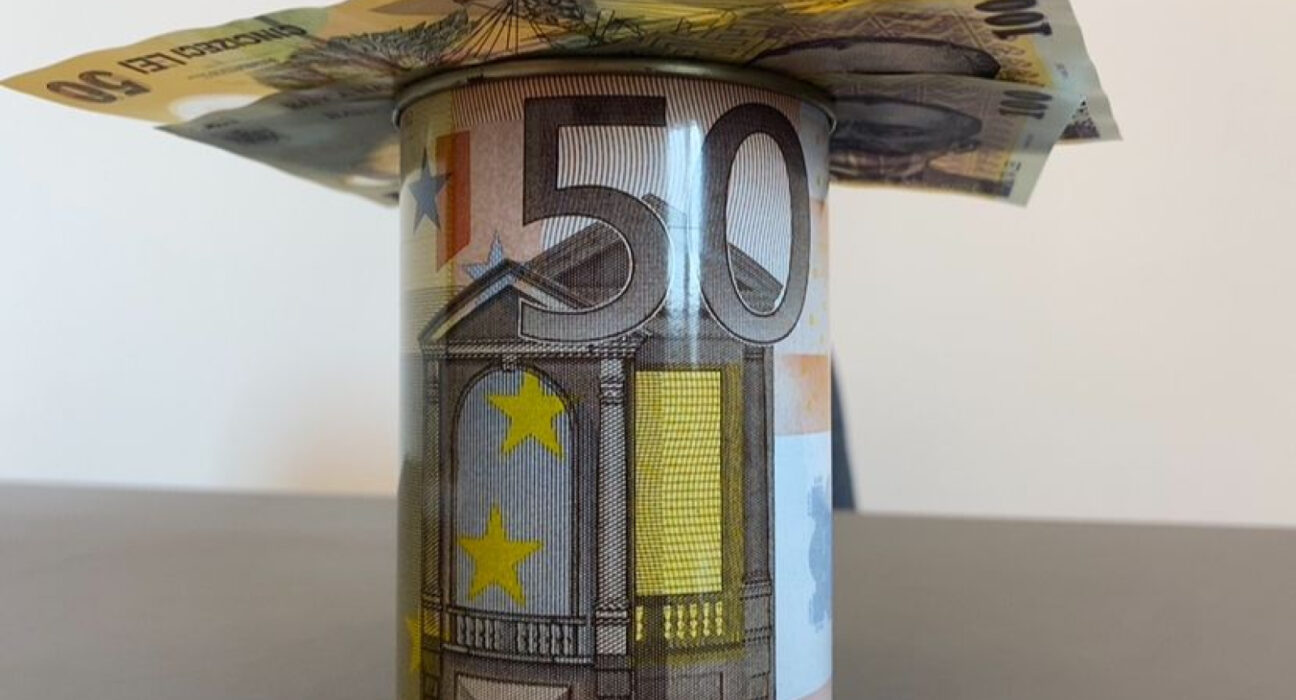 Fitch revizuiește România: Ratingul atârnă de deficit