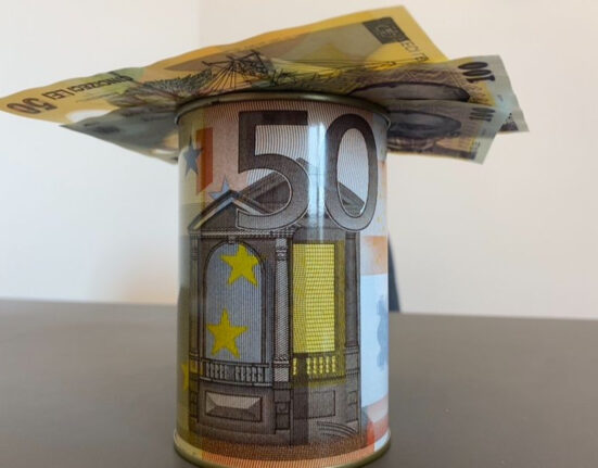 Fitch revizuiește România: Ratingul atârnă de deficit