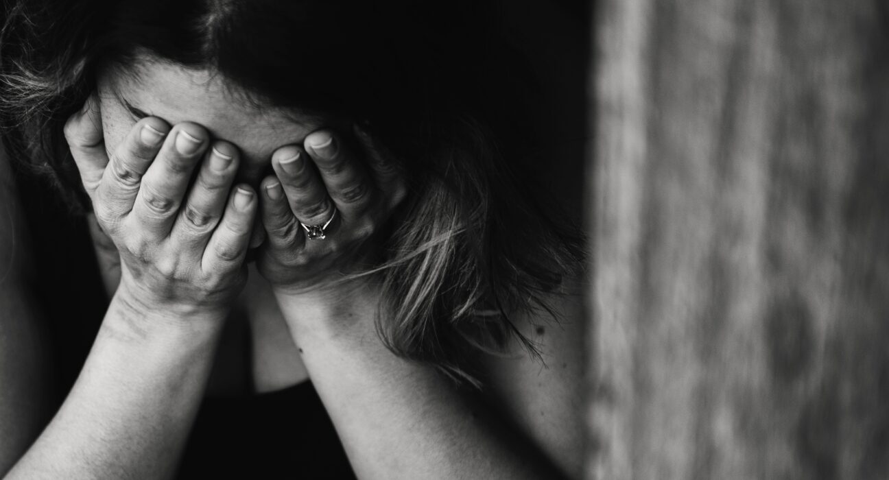 O româncă din Italia a găsit puterea să-și denunțe fostul iubit, după ani de abuzuri și imagini intime publicate pe internet