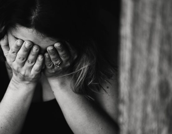 O româncă din Italia a găsit puterea să-și denunțe fostul iubit, după ani de abuzuri și imagini intime publicate pe internet