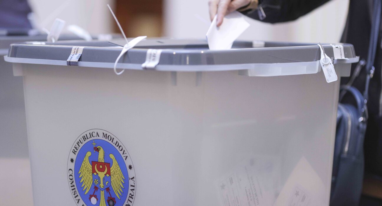 Sondaj în Republica Moldova: PAS conduce în opțiunile de vot, dar bătălia cu partidele pro-ruse se duce pentru aproape o treime din electorat