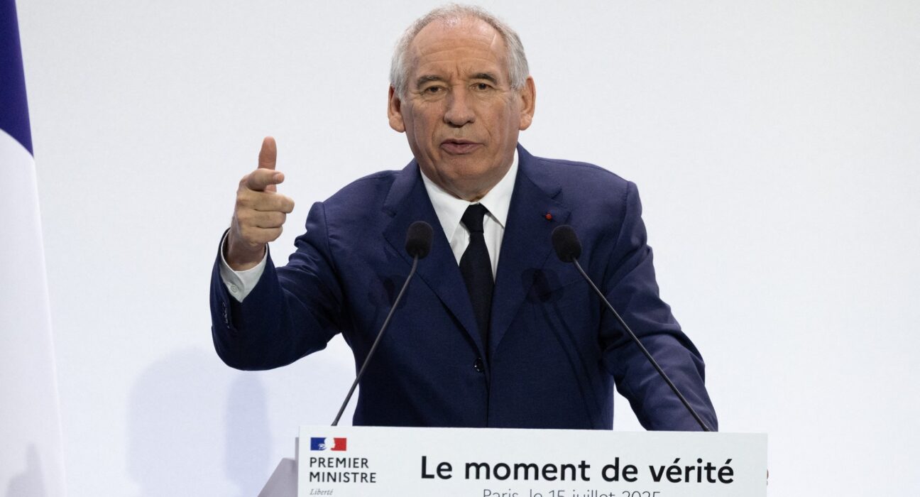 „Un blestem fără ieșire”, spune premierul Franței, care vrea să combată deficitul prin reducerea sărbătorilor legale și impozitarea bogaților. Dar și cu măsuri ca-n România