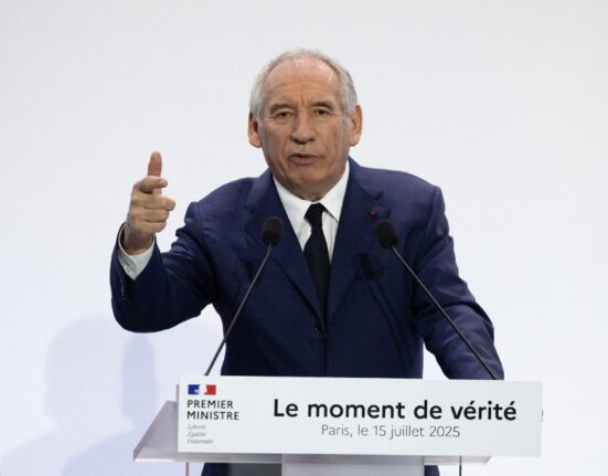 „Un blestem fără ieșire”, spune premierul Franței, care vrea să combată deficitul prin reducerea sărbătorilor legale și impozitarea bogaților. Dar și cu măsuri ca-n România