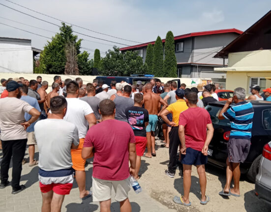 Revoltă la Lungulețu: Agricultor ridicat de poliție pentru că a udat cultura de varză cu apă din Dâmbovița / foto în articol