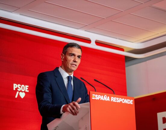 Premierul Pedro Sanchez subliniază beneficiile aduse de imigrație, în contextul violențelor din Spania