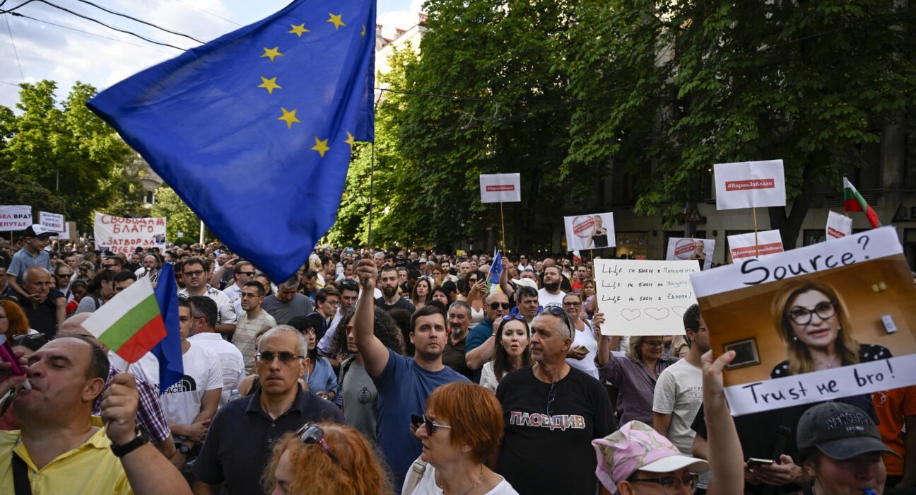 Arestarea primarului liberal din Varna a scos mii de oameni în stradă la Sofia: „Este o parodie de justiție”