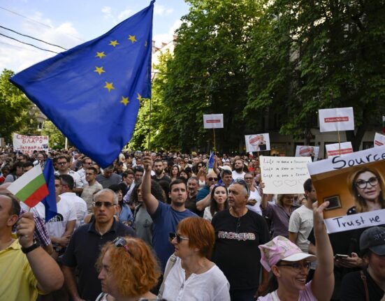 Arestarea primarului liberal din Varna a scos mii de oameni în stradă la Sofia: „Este o parodie de justiție”