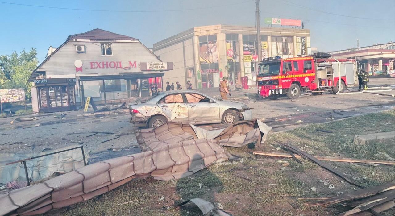 FOTO/VIDEO Bombă de 500 kg, lansată de ruși asupra unei piețe din Donețk, în timp ce oamenii erau la cumpărături. „Pur și simplu oribil”