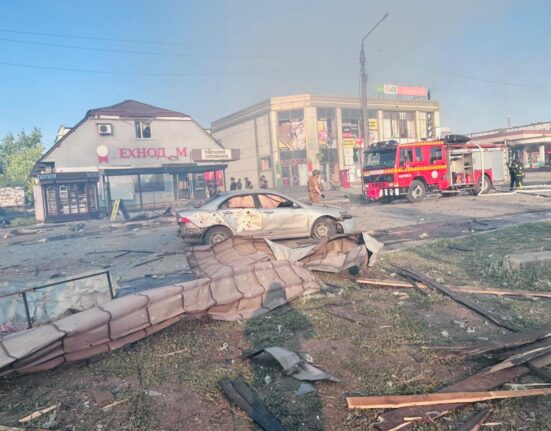 FOTO/VIDEO Bombă de 500 kg, lansată de ruși asupra unei piețe din Donețk, în timp ce oamenii erau la cumpărături. „Pur și simplu oribil”