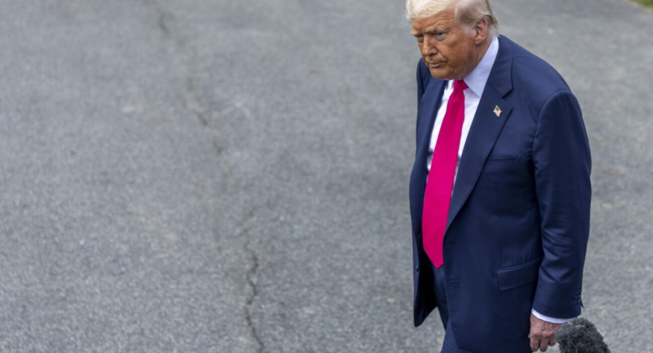 Donald Trump e bolnav: De ce i s-au umflat picioarele?