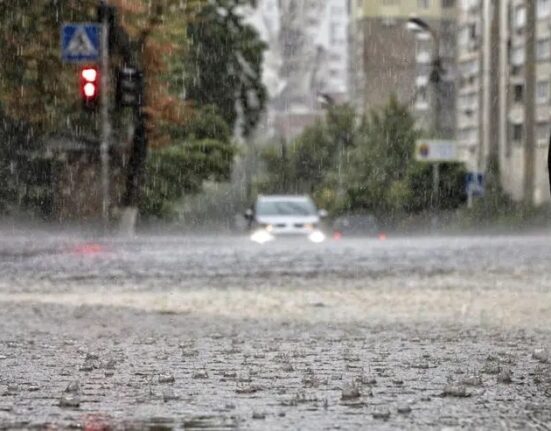 Alerte cod roșu și cod portocaliu de ploi puternice în localități din mai multe județe, vineri dimineața