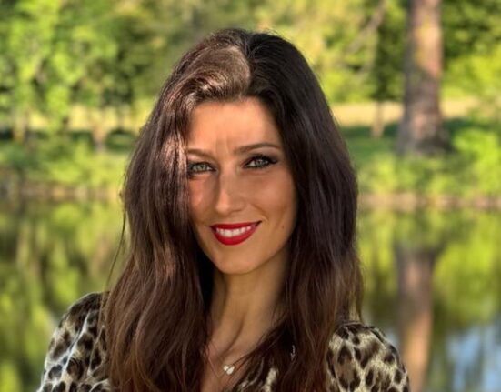 „Sunt un imbecil”. Un bărbat de 76 de ani a călătorit 760 de km pentru a se căsători cu o fostă Miss Franța, dar a fost întâmpinat de soțul ei