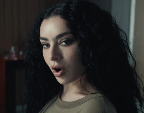 Starul pop Charli XCX și-a confirmat căsătoria cu George Daniel