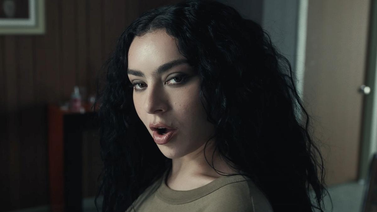 Starul pop Charli XCX și-a confirmat căsătoria cu George Daniel