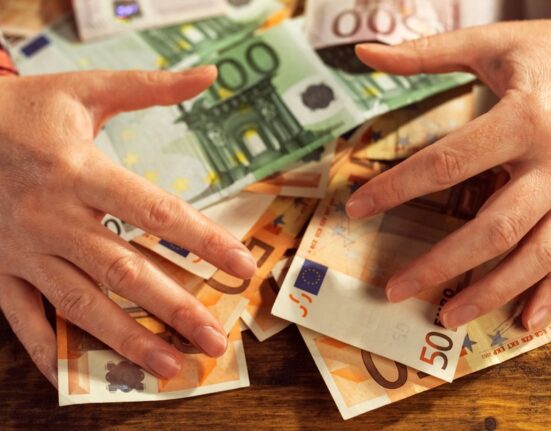 Joburile în care românii simpli câștigă cât un director la stat: „Cel mai bine plătit ia 11.000 de euro pe lună, iar cel mai prost 6.000”